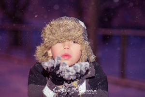 Dziecięca plenerowa zimowa sesja zdjęciowa